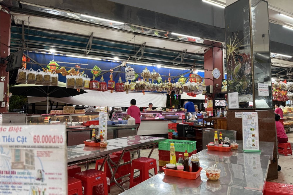 Nhu Lan has an indoor seating area for dine-in customers